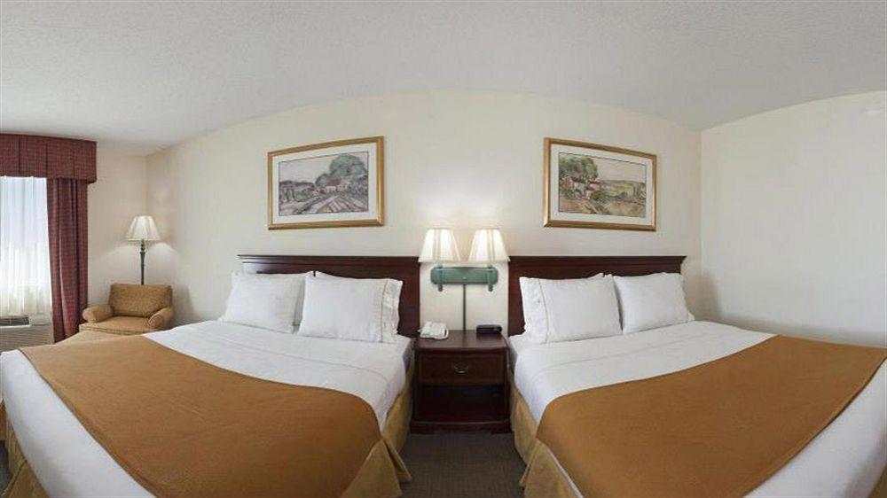 Baymont By Wyndham Fulton Hotel Exterior photo