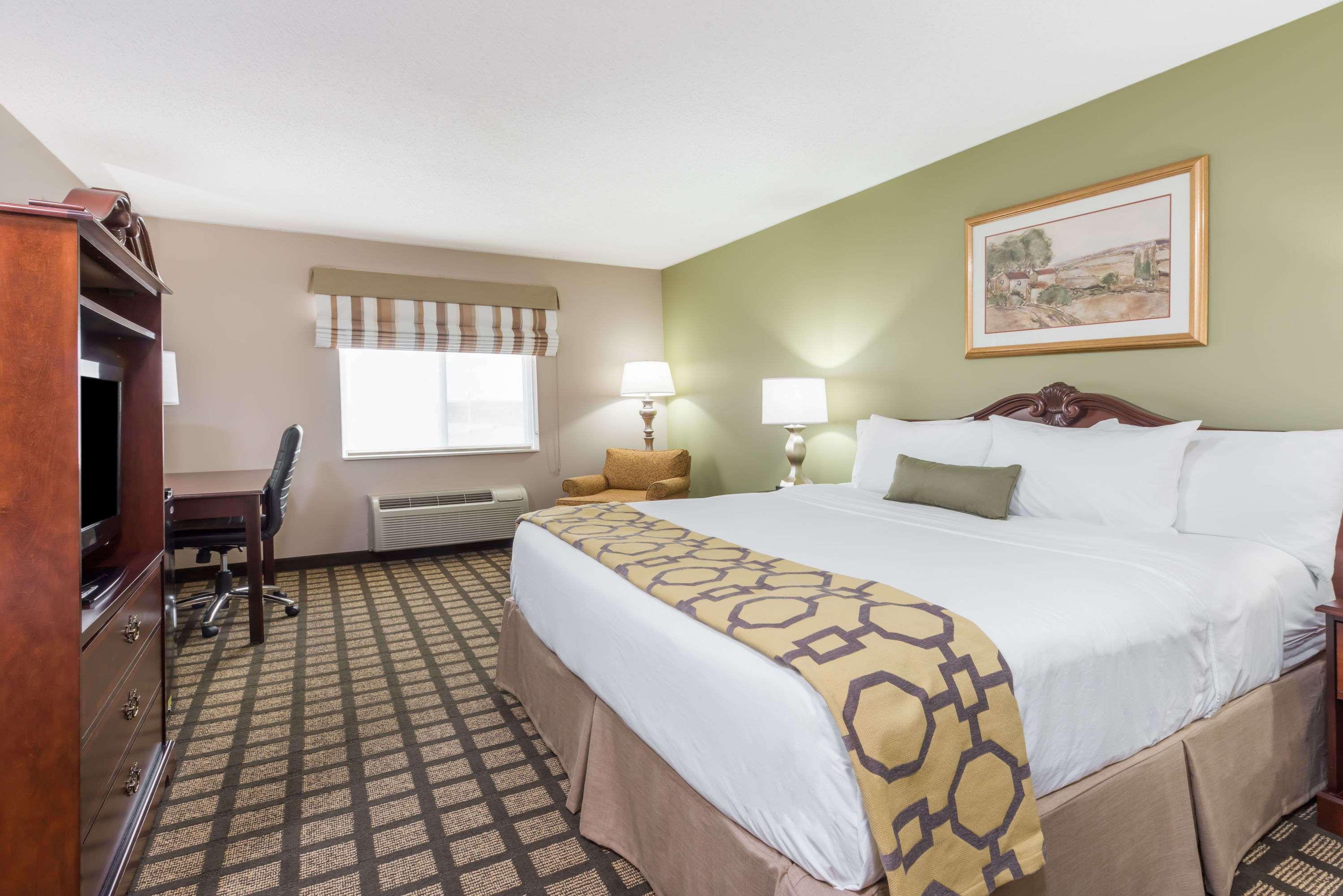 Baymont By Wyndham Fulton Hotel Exterior photo