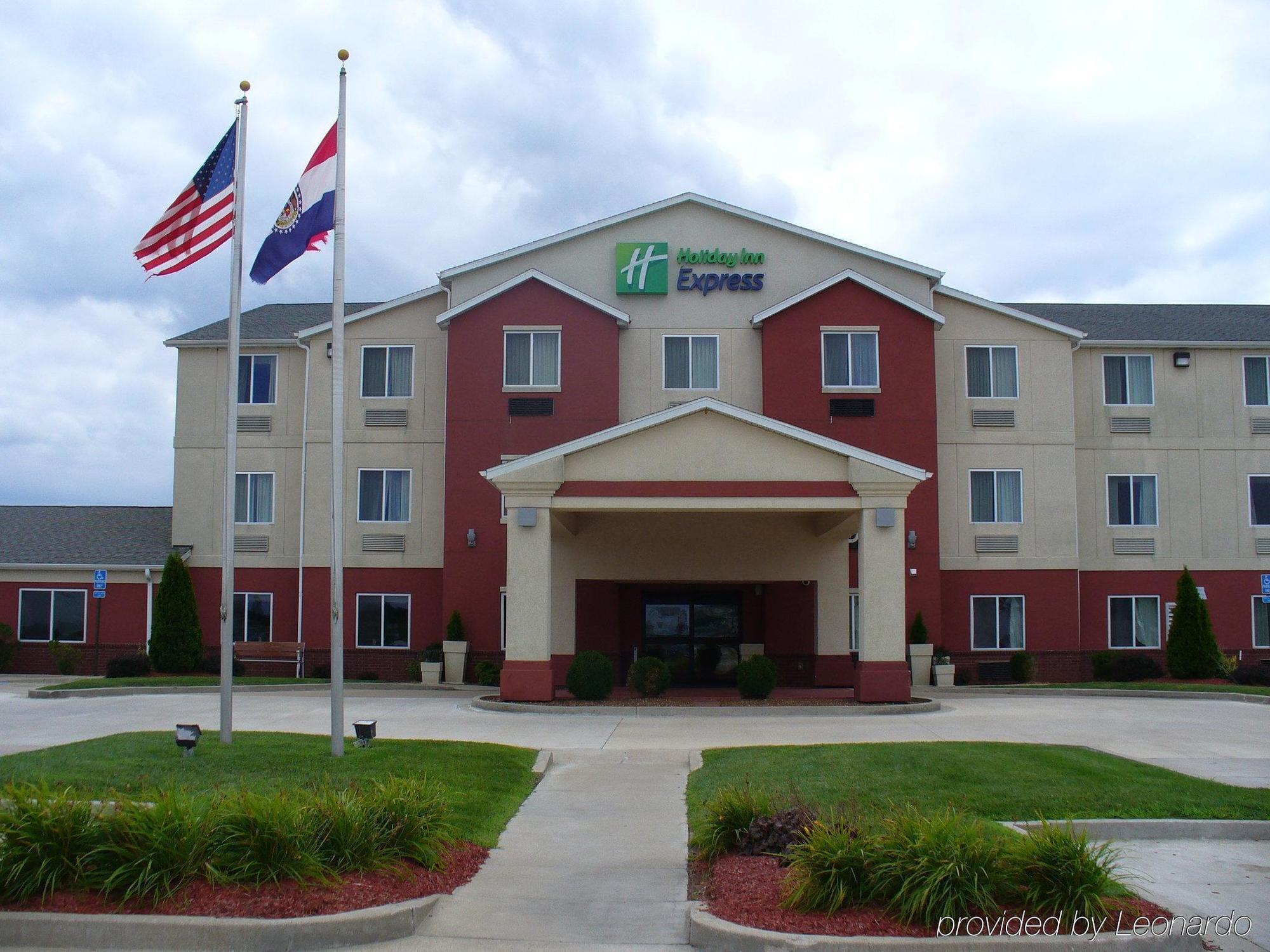 Baymont By Wyndham Fulton Hotel Exterior photo