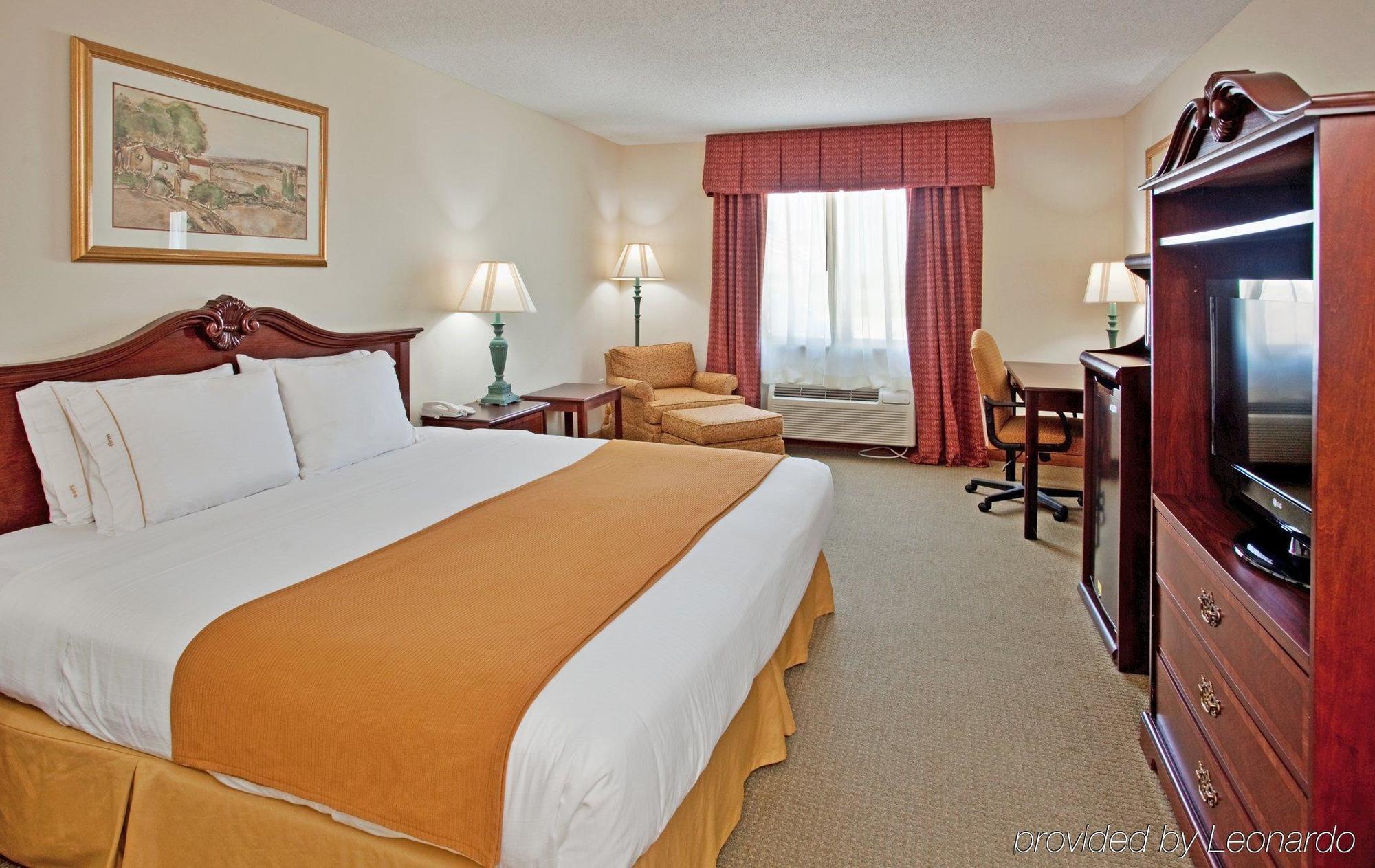 Baymont By Wyndham Fulton Hotel Exterior photo