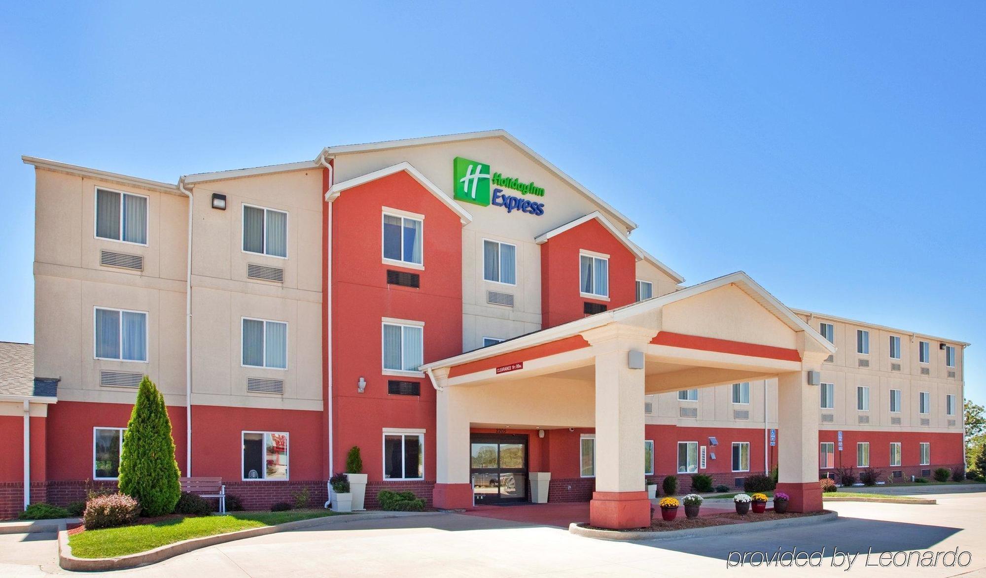 Baymont By Wyndham Fulton Hotel Exterior photo