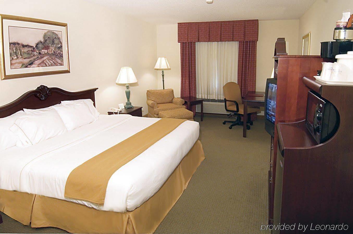 Baymont By Wyndham Fulton Hotel Exterior photo