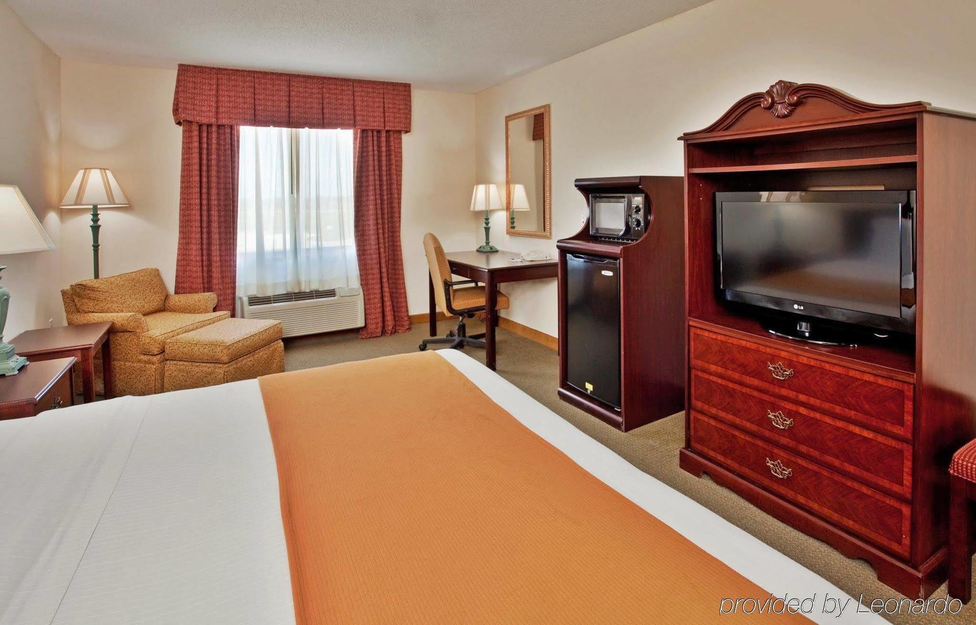 Baymont By Wyndham Fulton Hotel Exterior photo