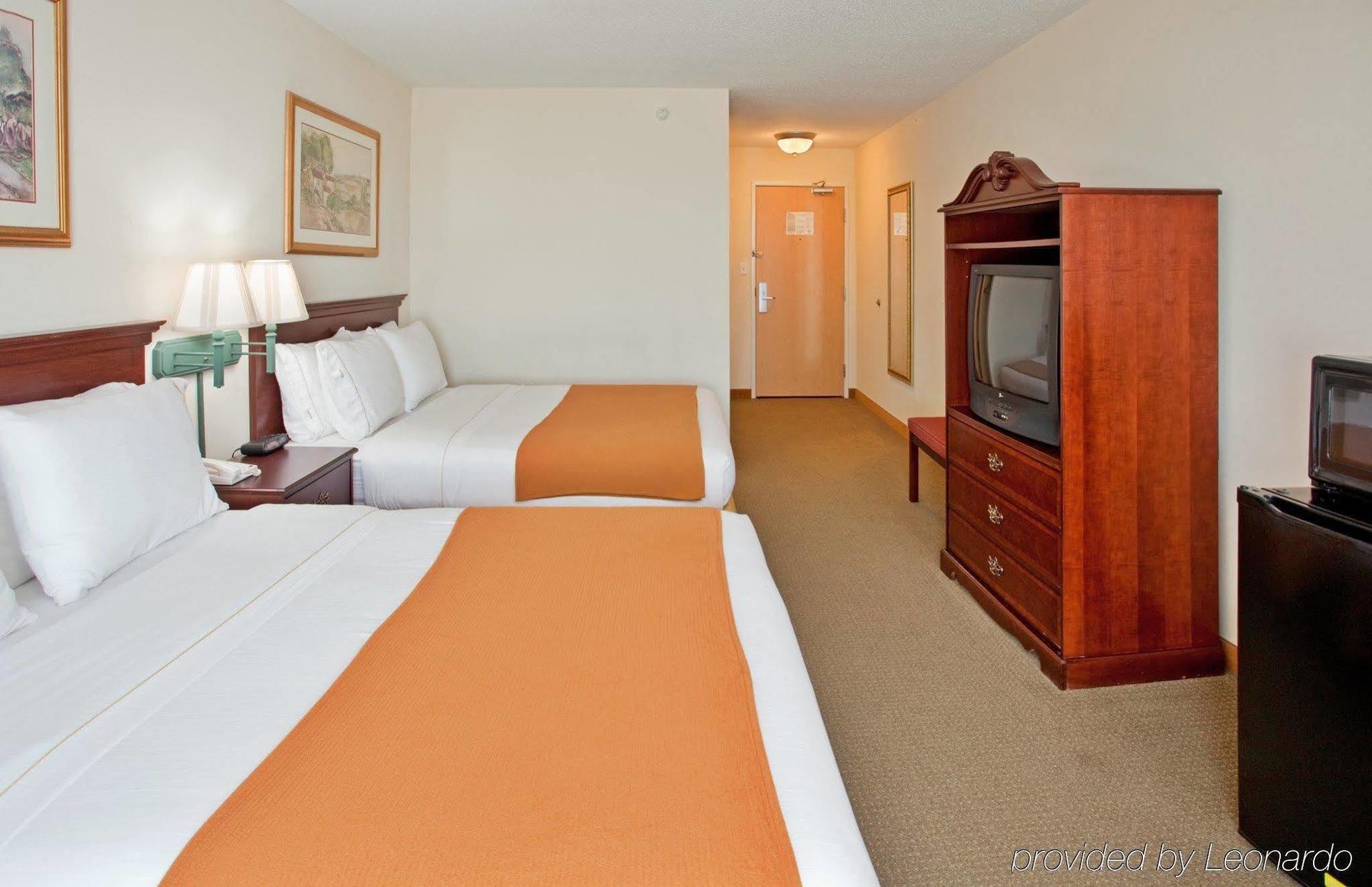 Baymont By Wyndham Fulton Hotel Exterior photo